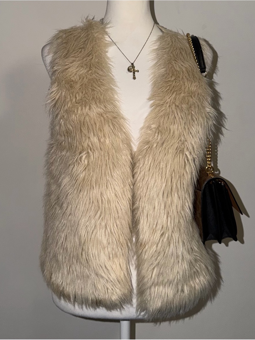 2000s vintage style cream faux fur vest